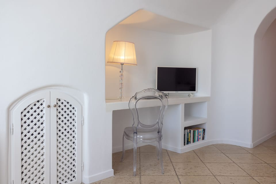 Suite (Rose) | Premium bedding, memory foam beds, in-room safe, desk