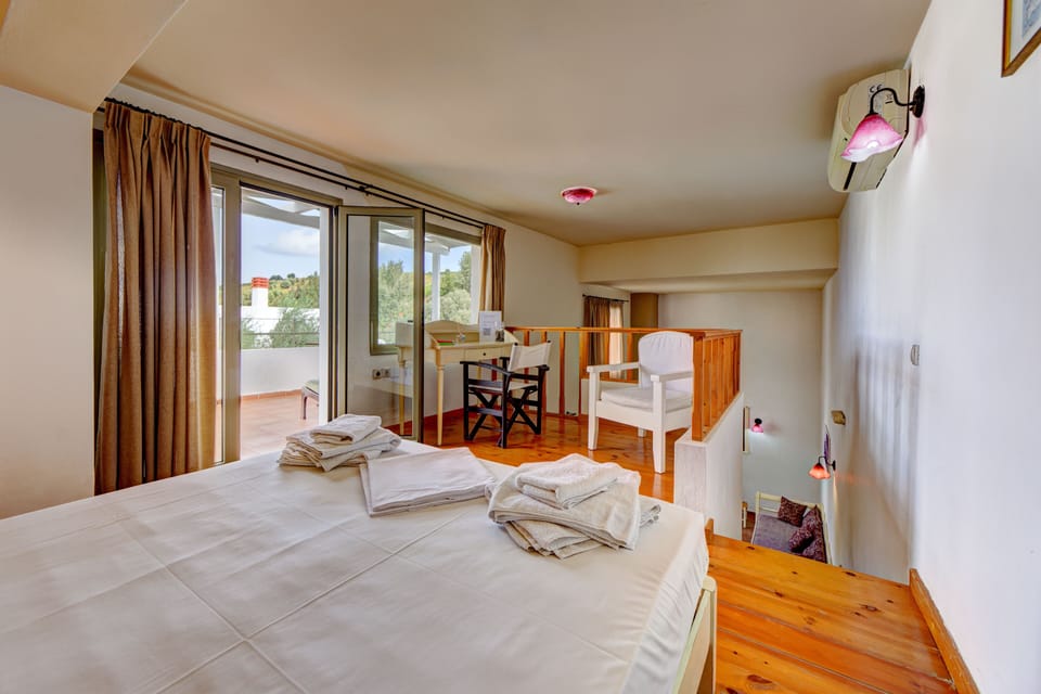 Premium bedding, in-room safe, desk, blackout drapes