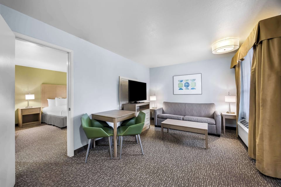 Suite, 1 King Bed, Non Smoking, Jetted Tub | Blackout drapes, iron/ironing board, free WiFi, bed sheets