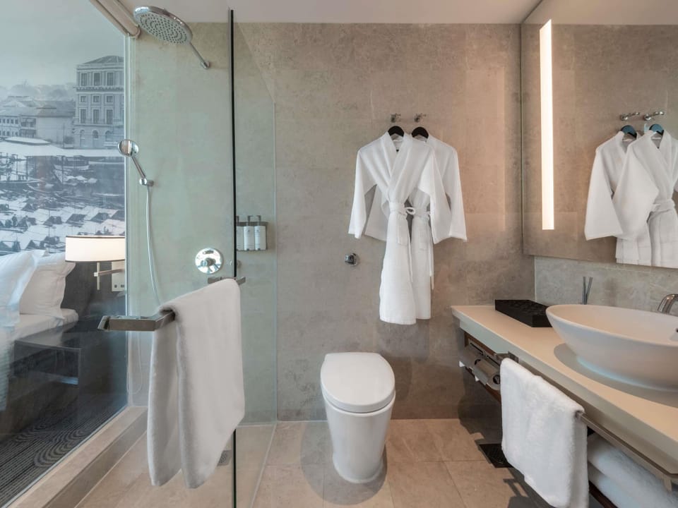 Executive Room, 1 Double Bed | Minibar (free items), in-room safe, desk