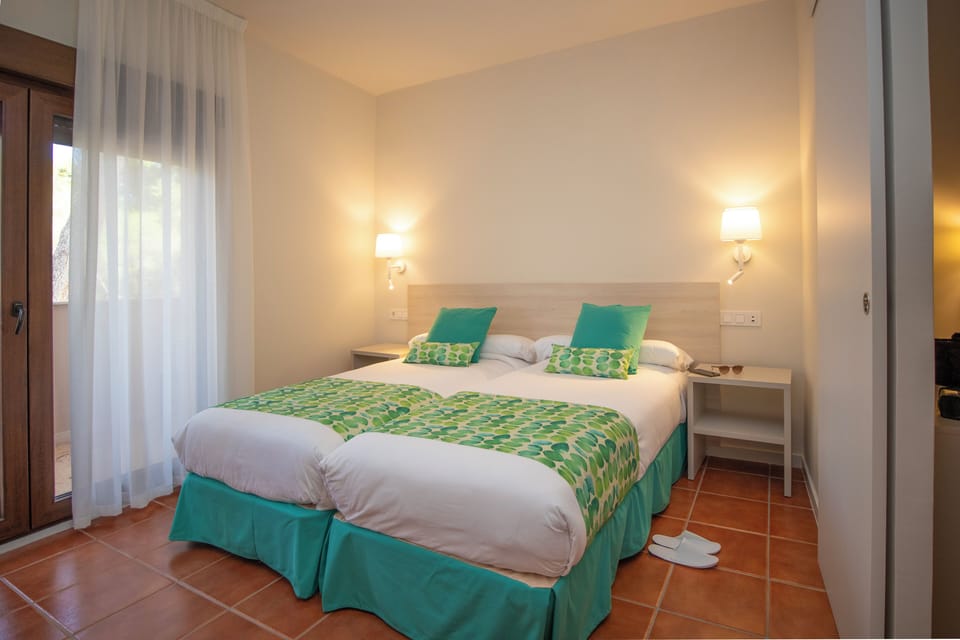 Premium bedding, down comforters, minibar, in-room safe
