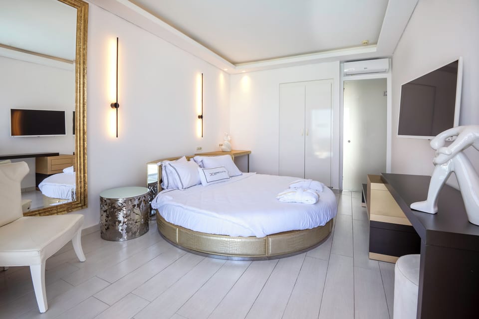 Suite, Private Pool (Diamond) | Premium bedding, minibar, in-room safe, desk