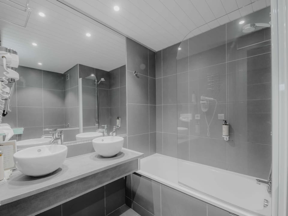 Premium bedding, in-room safe, desk, blackout drapes