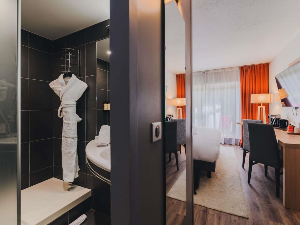 Executive Room, 1 Double Bed, Terrace, Garden View | Premium bedding, in-room safe, desk, blackout drapes