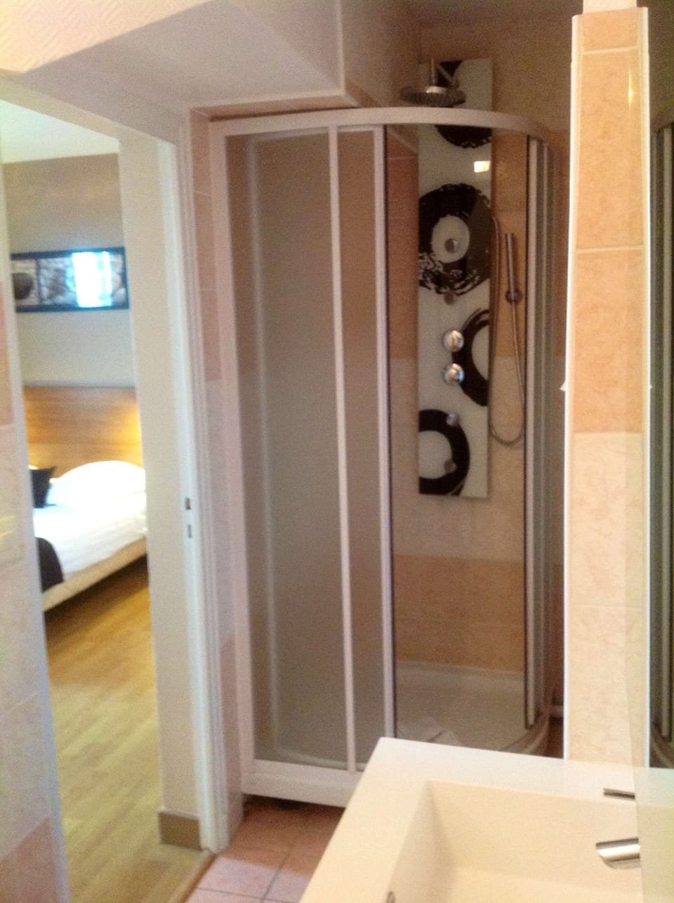 Combined shower/tub, free toiletries, hair dryer, towels