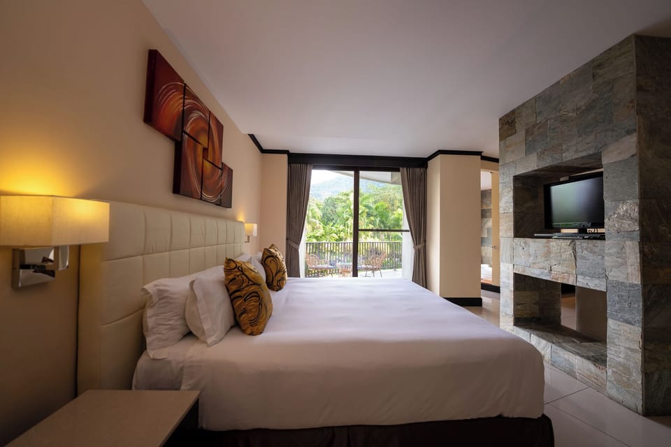 Master Suite Volcano View | Minibar, individually decorated, individually furnished, desk