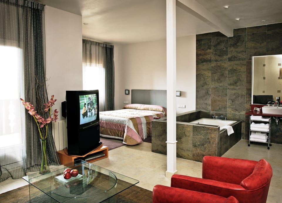 Suite | Minibar, desk, free cribs/infant beds, free WiFi