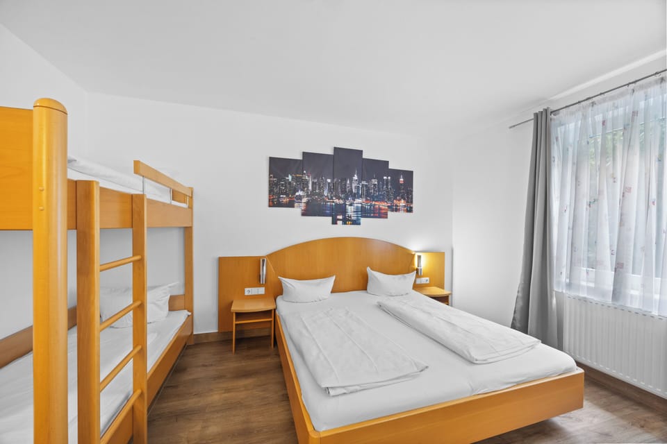 Quadruple Room | Desk, soundproofing, rollaway beds, free WiFi