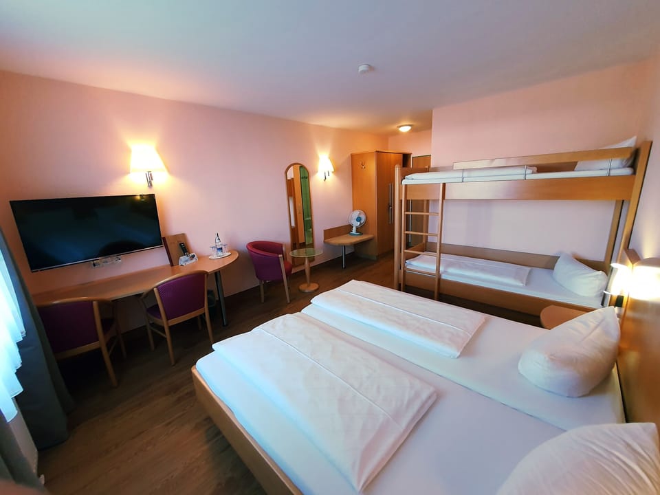 Quadruple Room | Desk, soundproofing, rollaway beds, free WiFi