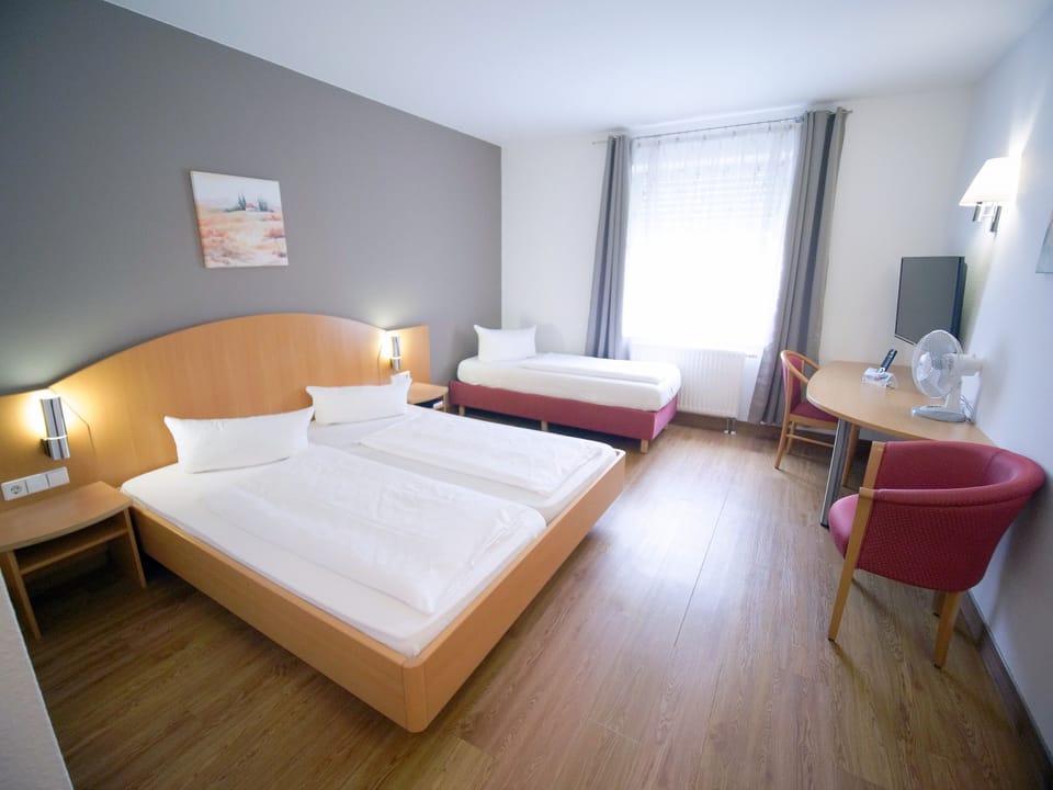 Triple Room | Desk, soundproofing, rollaway beds, free WiFi