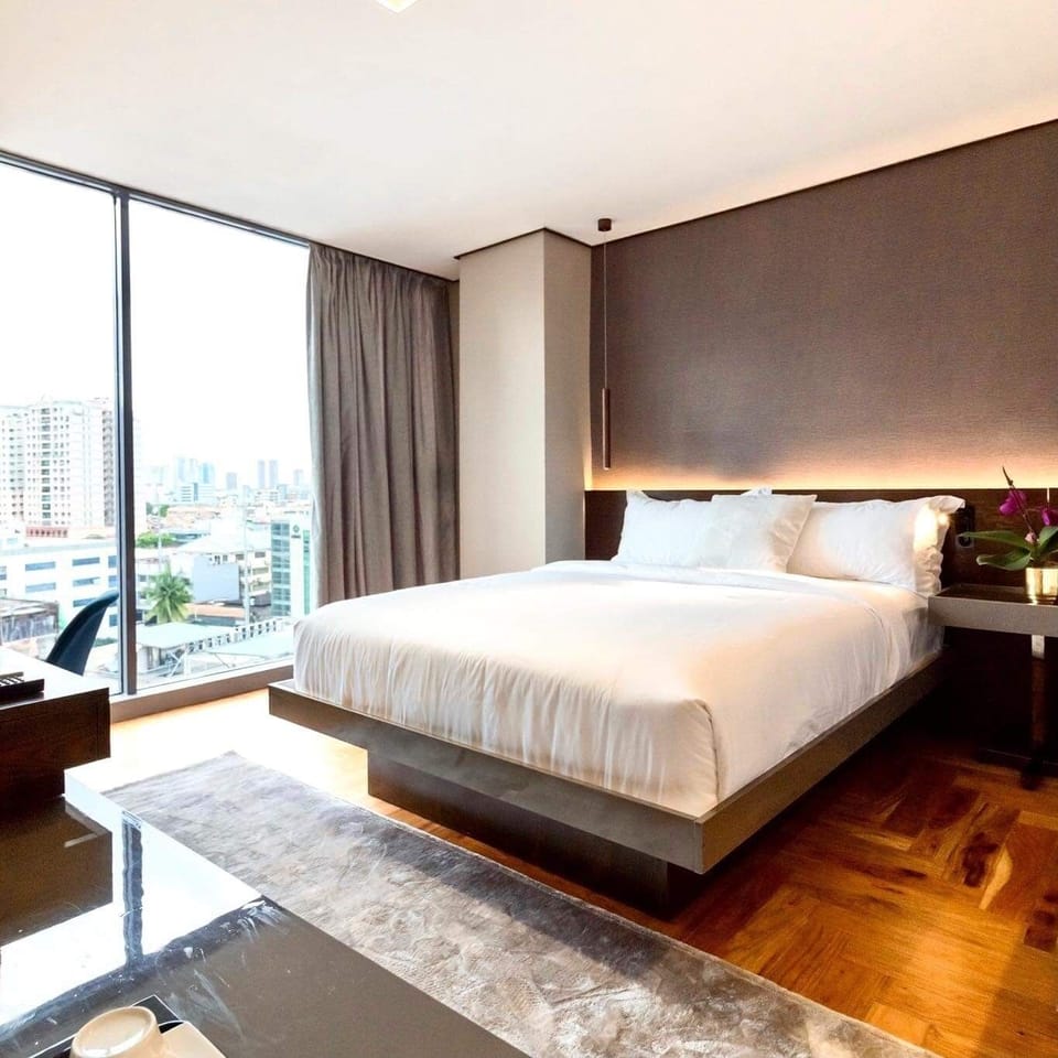 Superior King | Premium bedding, in-room safe, desk, iron/ironing board