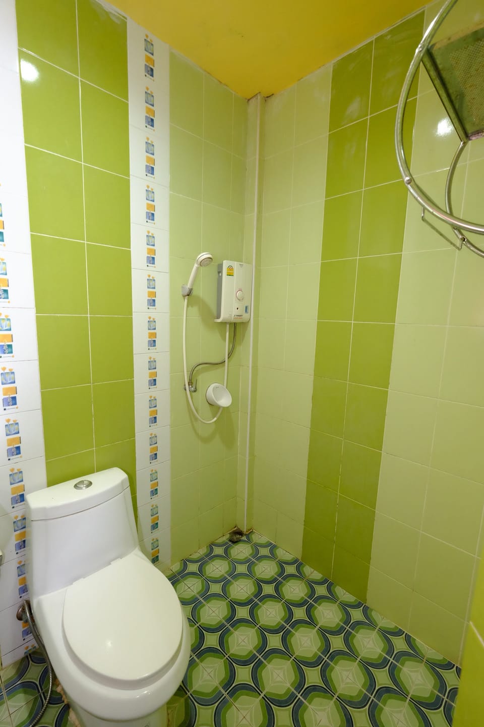 Standard Double Room | Bathroom | Shower, free toiletries