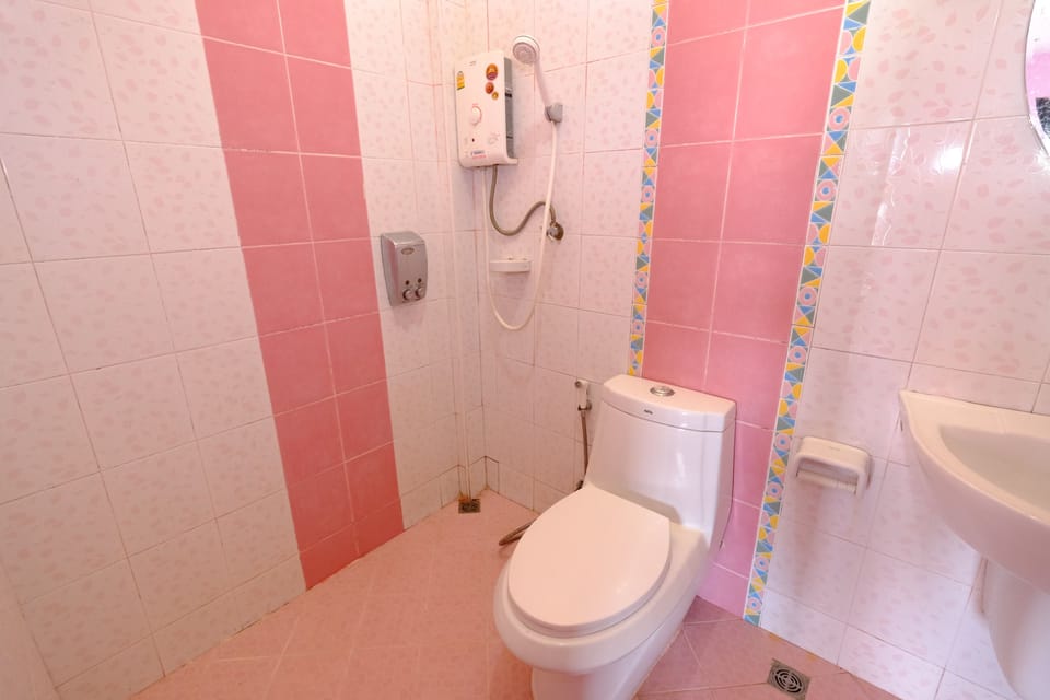 Shower, free toiletries