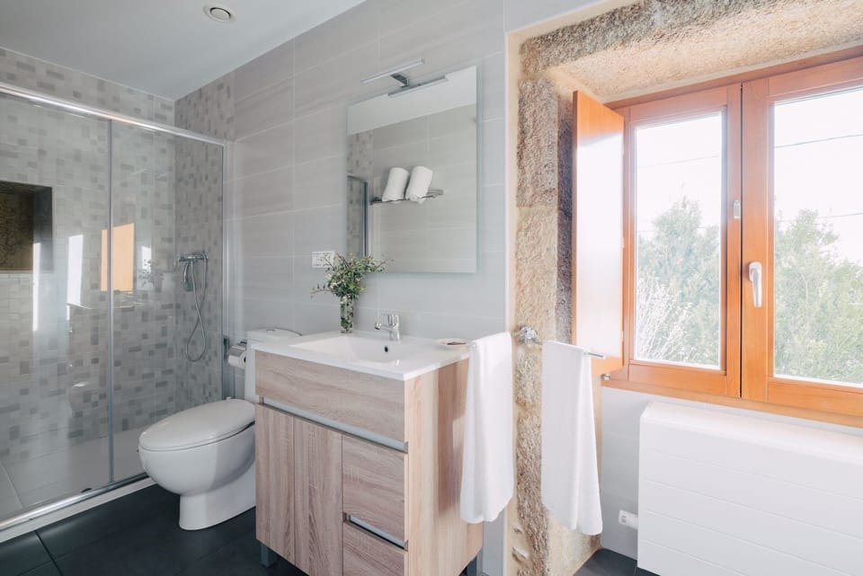 Twin Room, Private Bathroom | Bathroom | Shower, free toiletries, towels