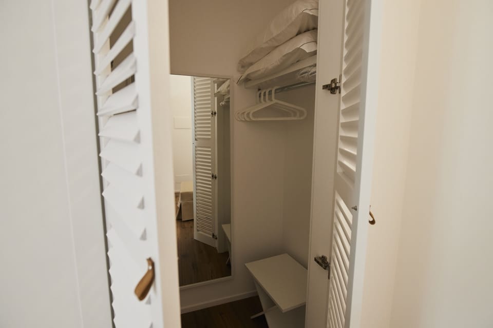 Junior Double Room, 1 Bedroom | Minibar, in-room safe, desk, blackout drapes