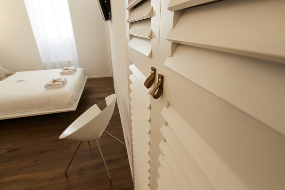 Junior Double Room, 1 Bedroom | Minibar, in-room safe, desk, blackout drapes
