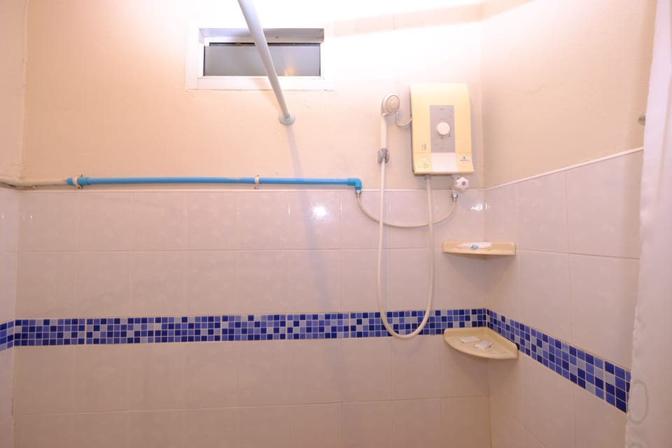 Standard Double Room | Bathroom shower