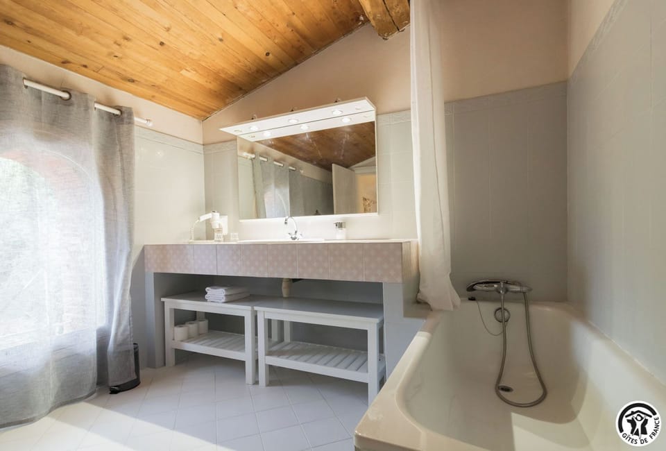 Standard Double Room | Bathroom | Hair dryer, towels