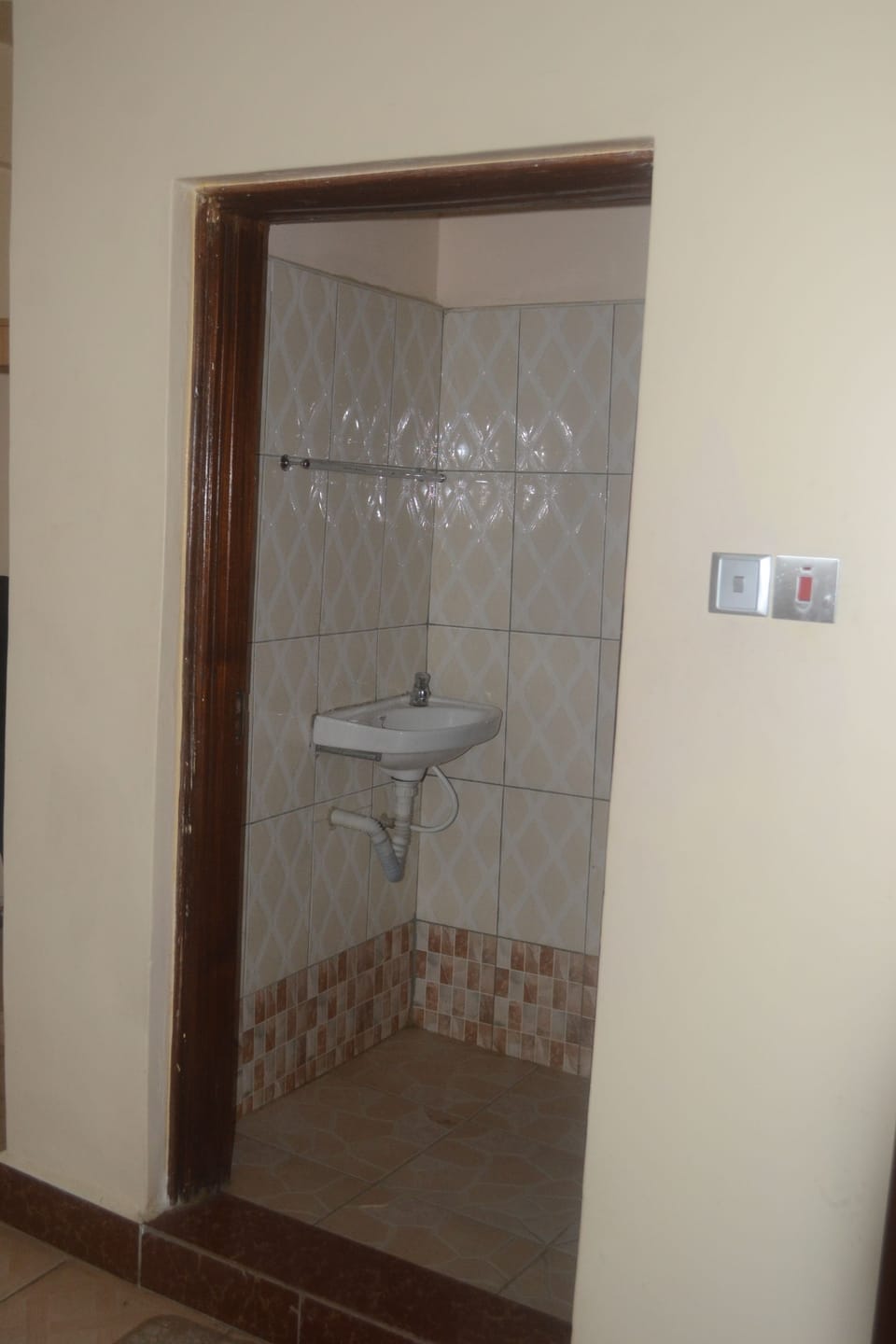 Twin Room | Bathroom | Shower, rainfall showerhead, free toiletries, towels