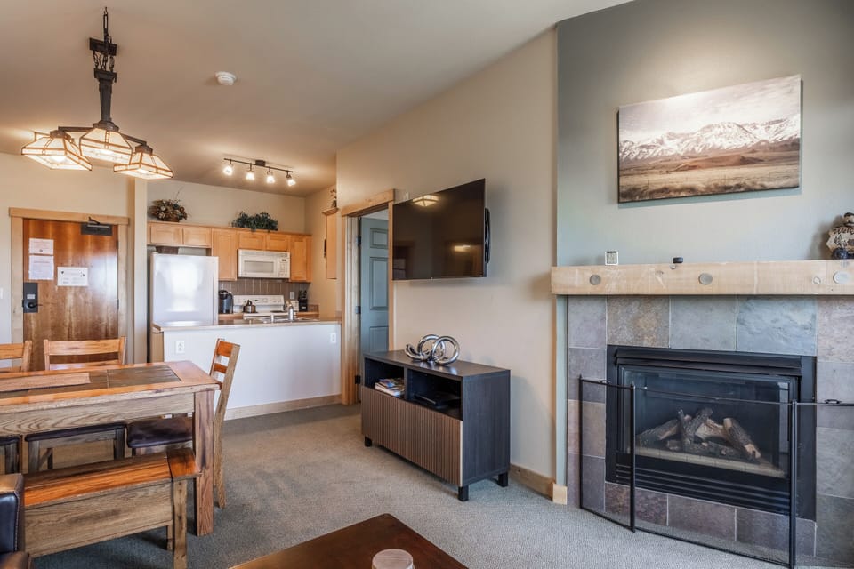 Living Room - Flatscreen TV, Dining Table for 6, Fireplace(Gas)