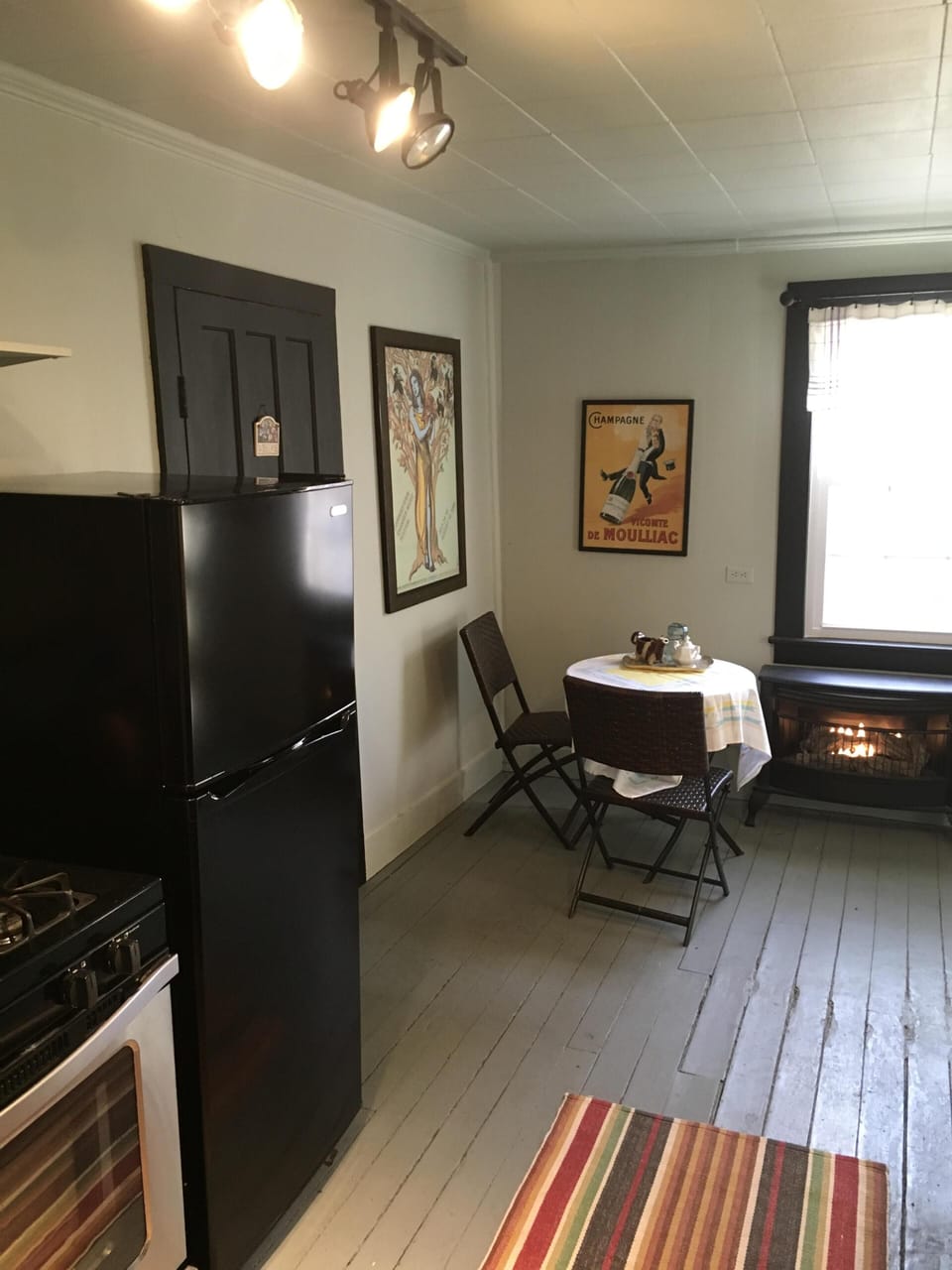 Kitchen w/round dinette table and chairs.