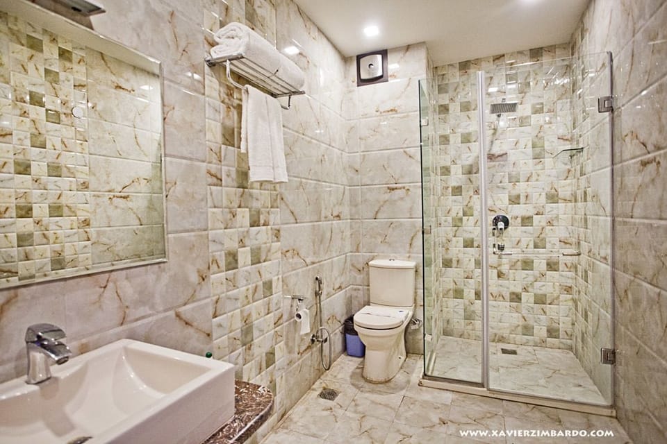 Super Deluxe Double Room | Bathroom | Shower, rainfall showerhead, free toiletries