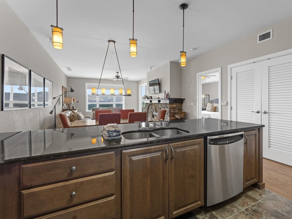 Condo 7208 - Kitchen with Breakfast Island