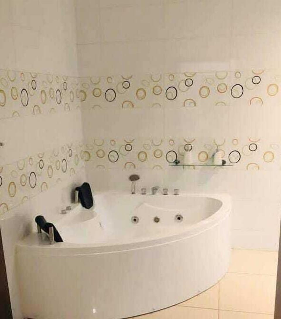 Executive Room | Bathroom | Combined shower/tub, spring water tub, rainfall showerhead