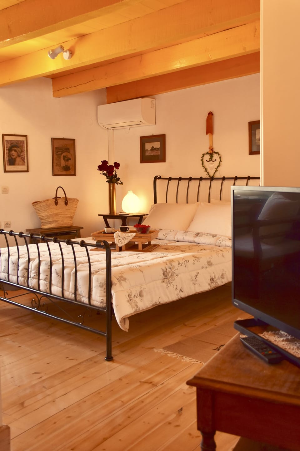 First floor bedroom for two, with on suite bathroom and view to the winery..