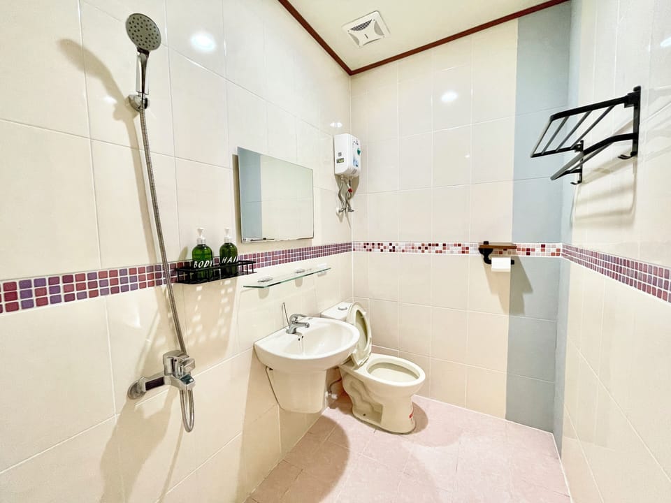 Quadruple Room | Bathroom | Shower, rainfall showerhead, free toiletries, hair dryer