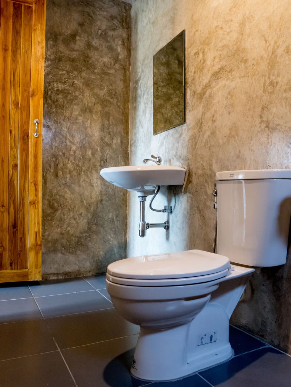 Shower, free toiletries, towels