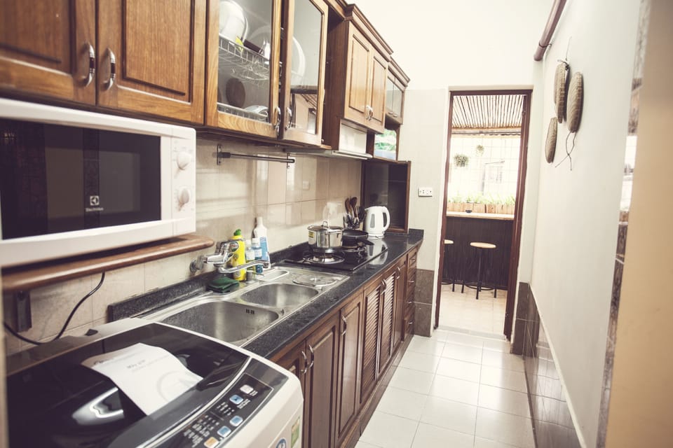 Deluxe House | Private kitchenette | Full-size fridge, microwave, stovetop, electric kettle