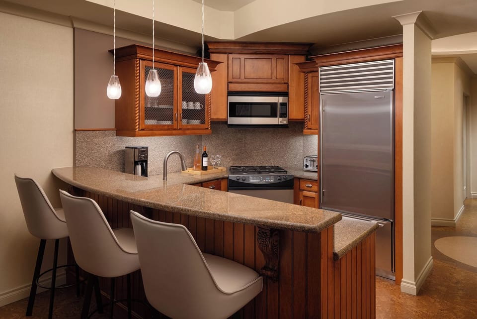 Coffee/tea maker, full-size fridge, microwave, oven