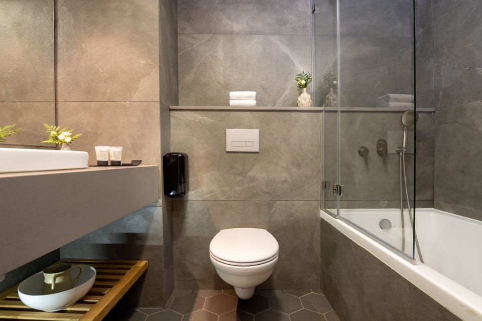 Galilee Premium | Bathroom | Free toiletries, towels
