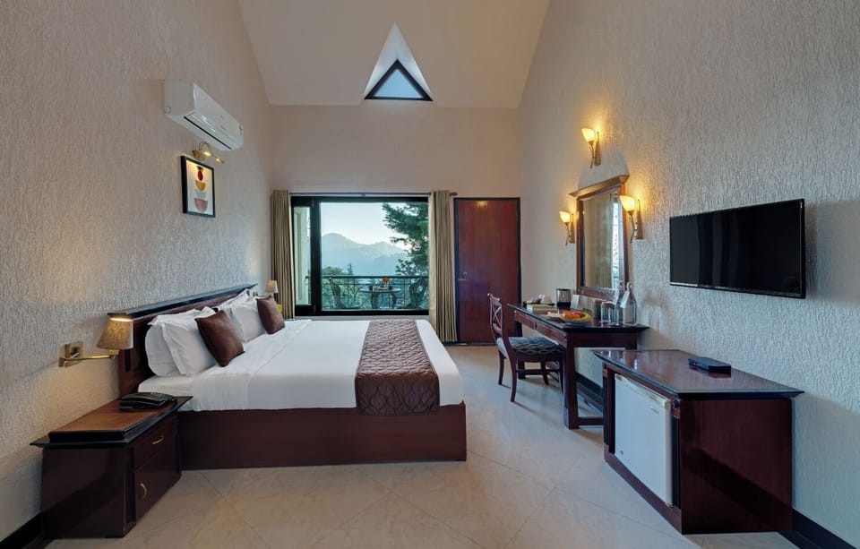 Valley View Room | Minibar, in-room safe, desk, soundproofing