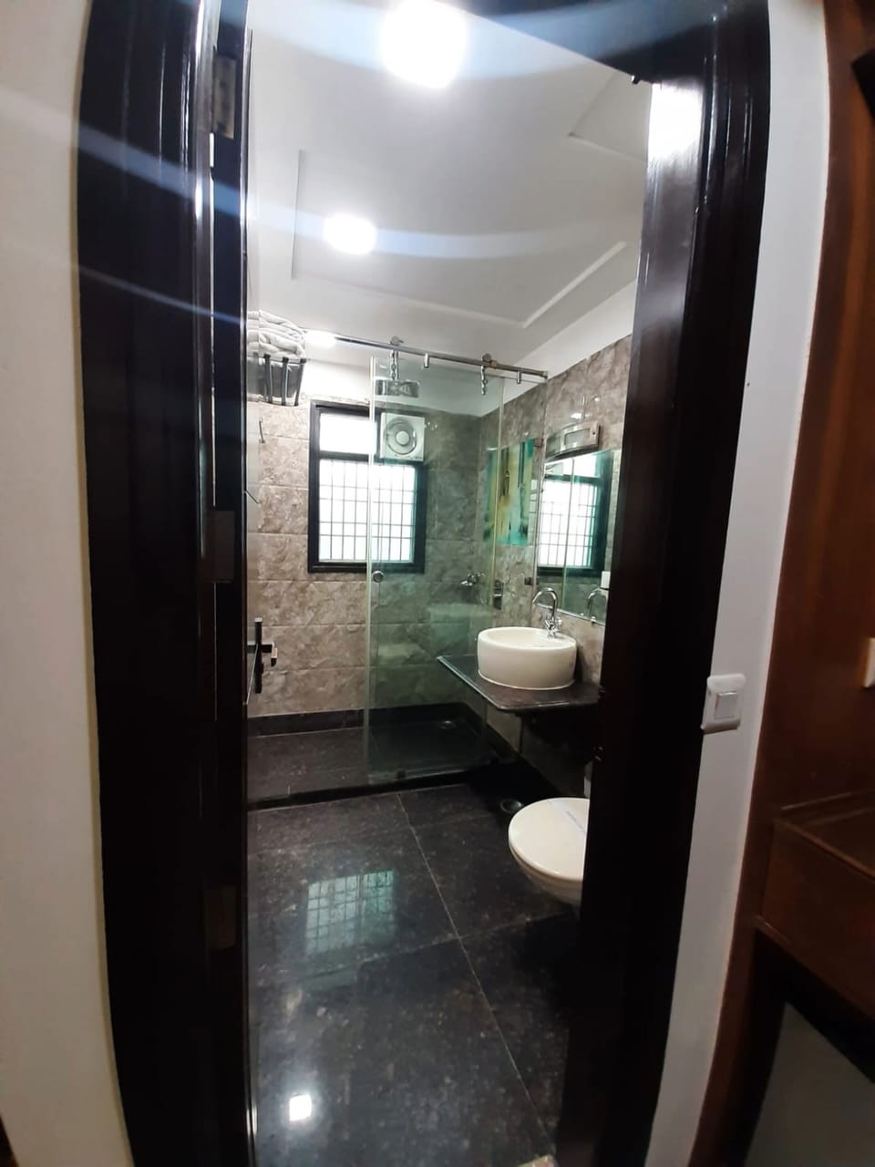 Shower, rainfall showerhead, free toiletries, hair dryer