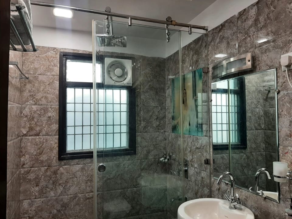 Shower, rainfall showerhead, free toiletries, hair dryer