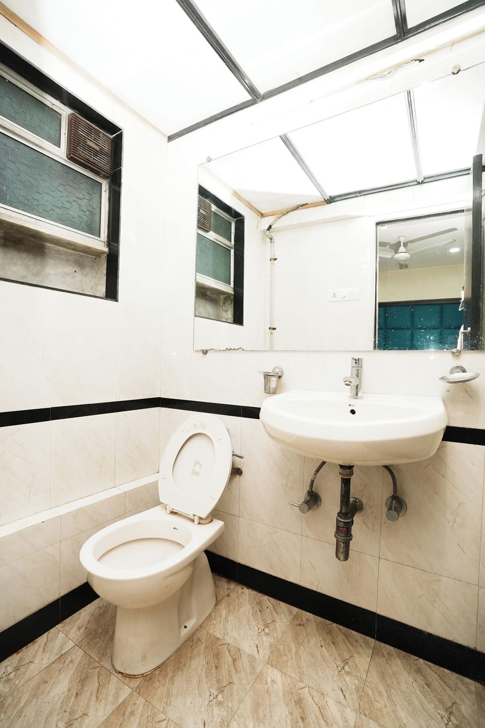 Shower, rainfall showerhead, free toiletries, towels