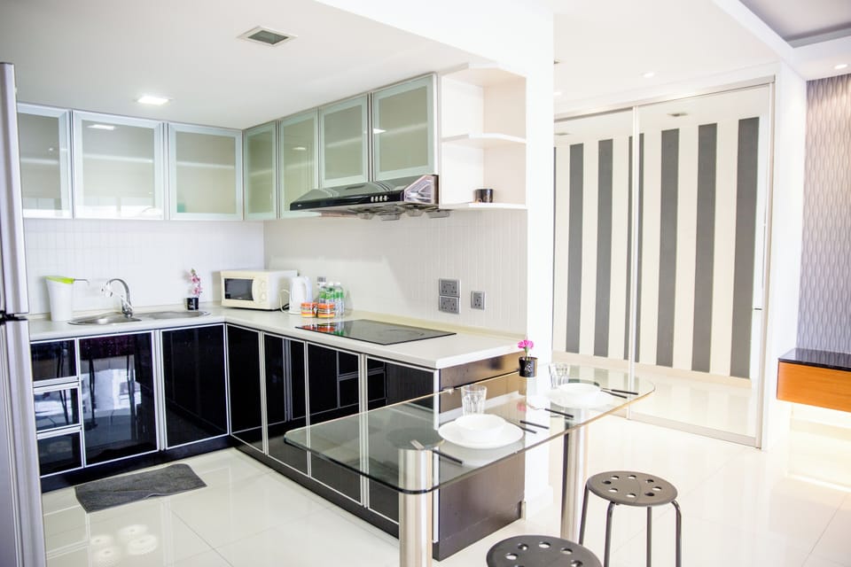 Apartment | Private kitchen | Coffee/tea maker, microwave, oven, stovetop