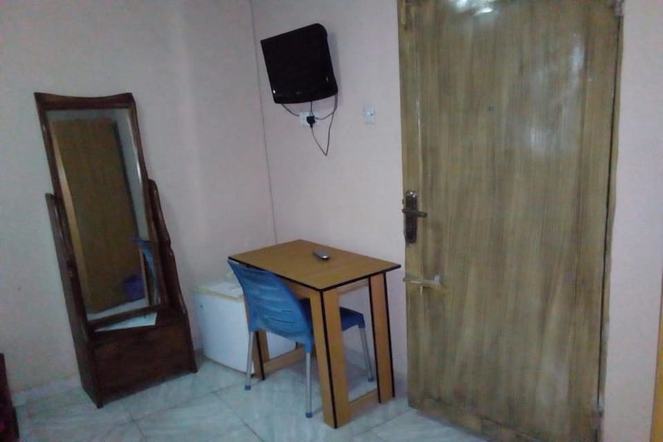 Executive Double Room | Living area | 32-inch flat-screen TV with cable channels, TV