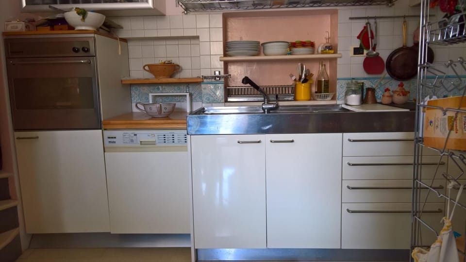 Coffee/tea maker, fridge, oven, stovetop
