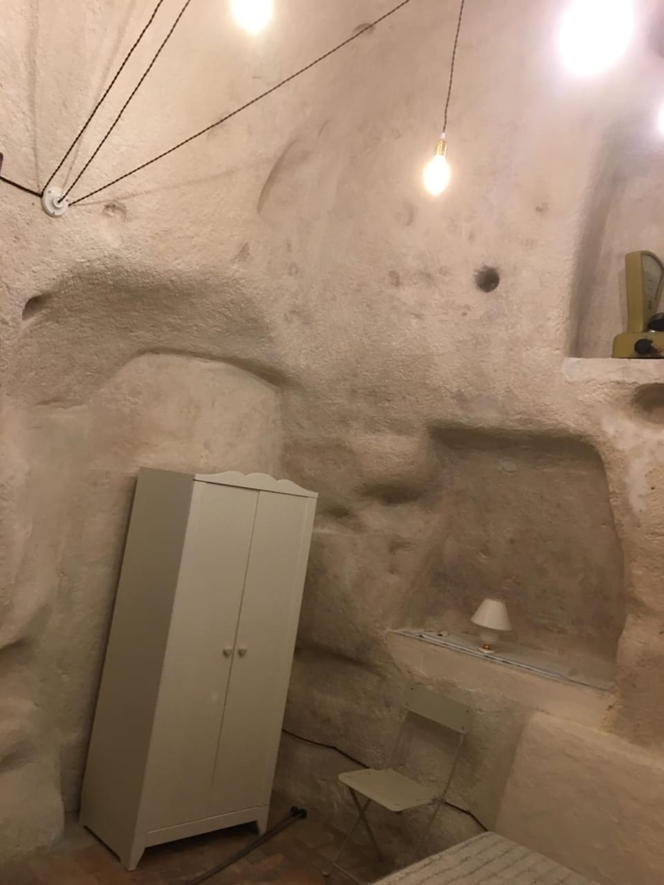 Shower, rainfall showerhead, free toiletries, hair dryer