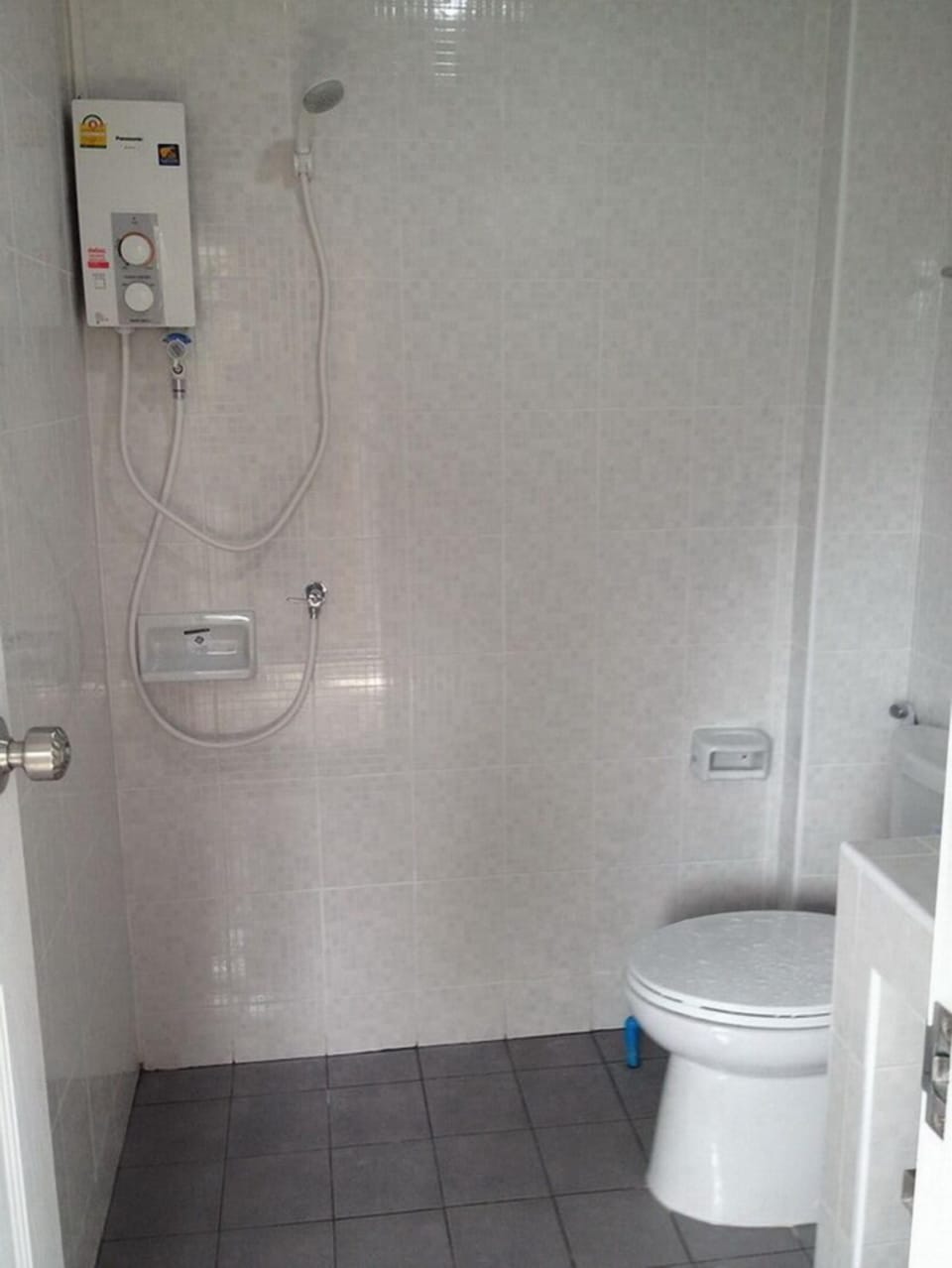 Shower, free toiletries