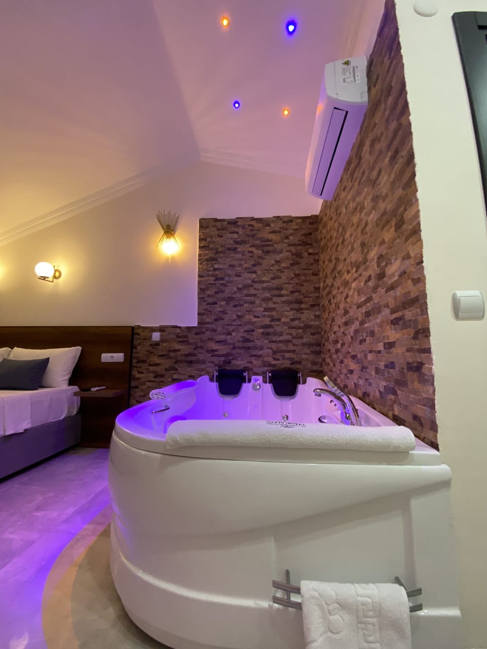 Superior Loft, Jetted Tub | Desk, free WiFi, bed sheets