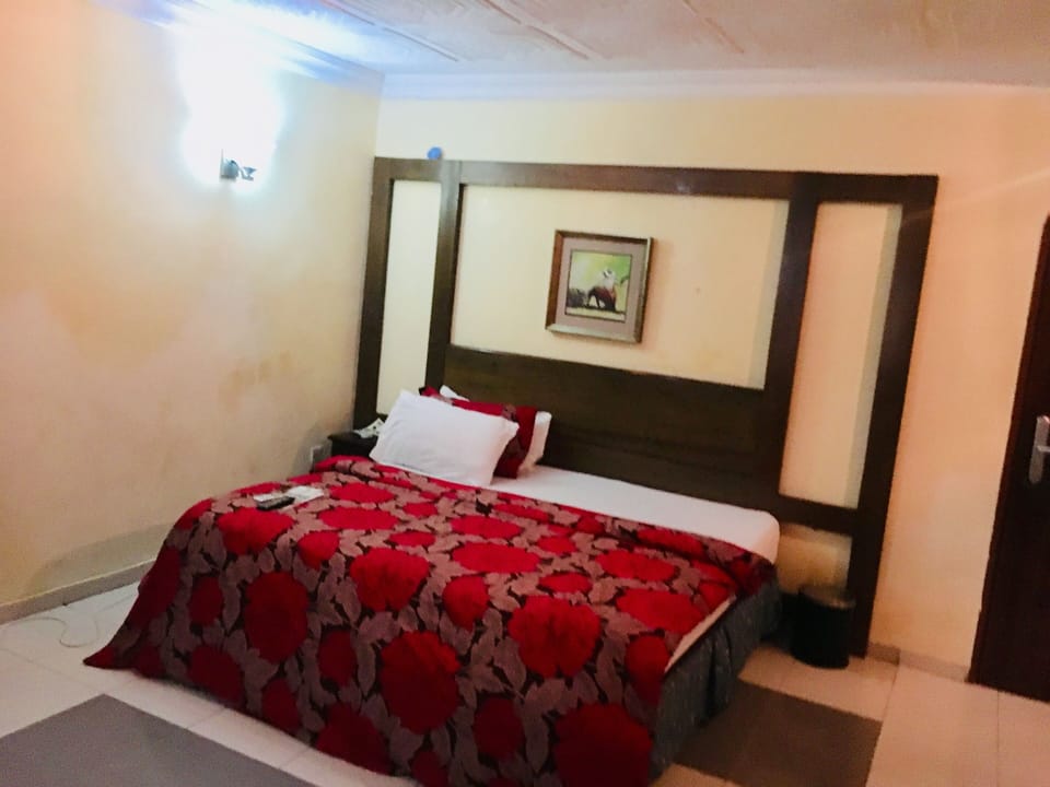 Executive Room | In-room safe, desk, WiFi (free), bed sheets