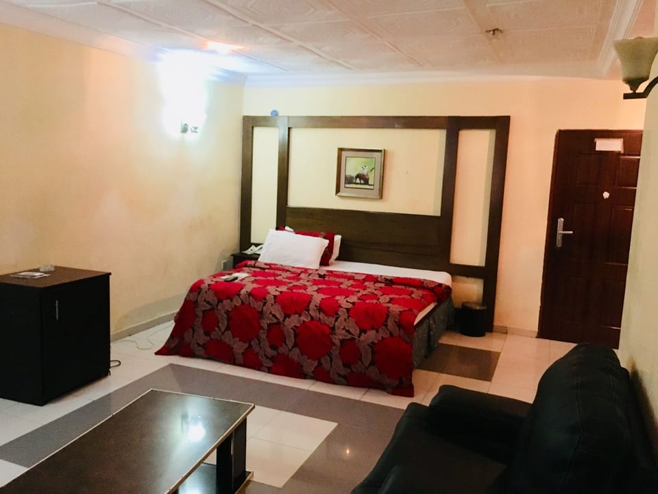 Executive Room | In-room safe, desk, WiFi (free), bed sheets