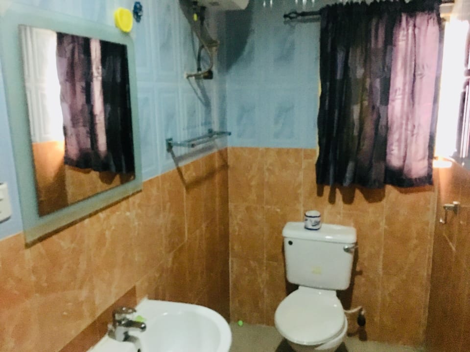 Executive Room | Bathroom | Shower, rainfall showerhead, towels