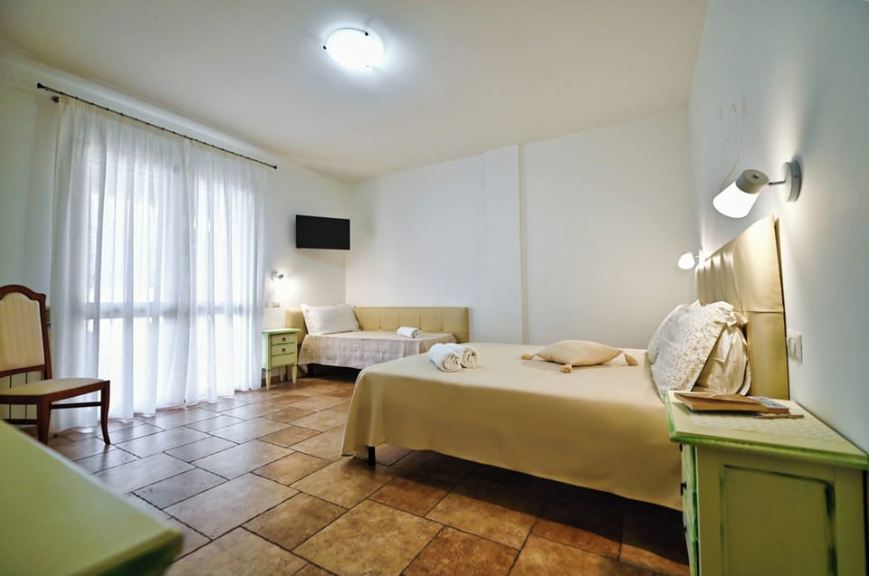 Triple Room | Desk, free cribs/infant beds, free WiFi