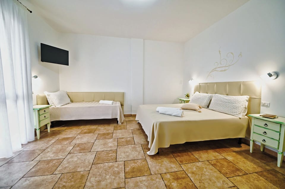 Triple Room | Desk, free cribs/infant beds, free WiFi