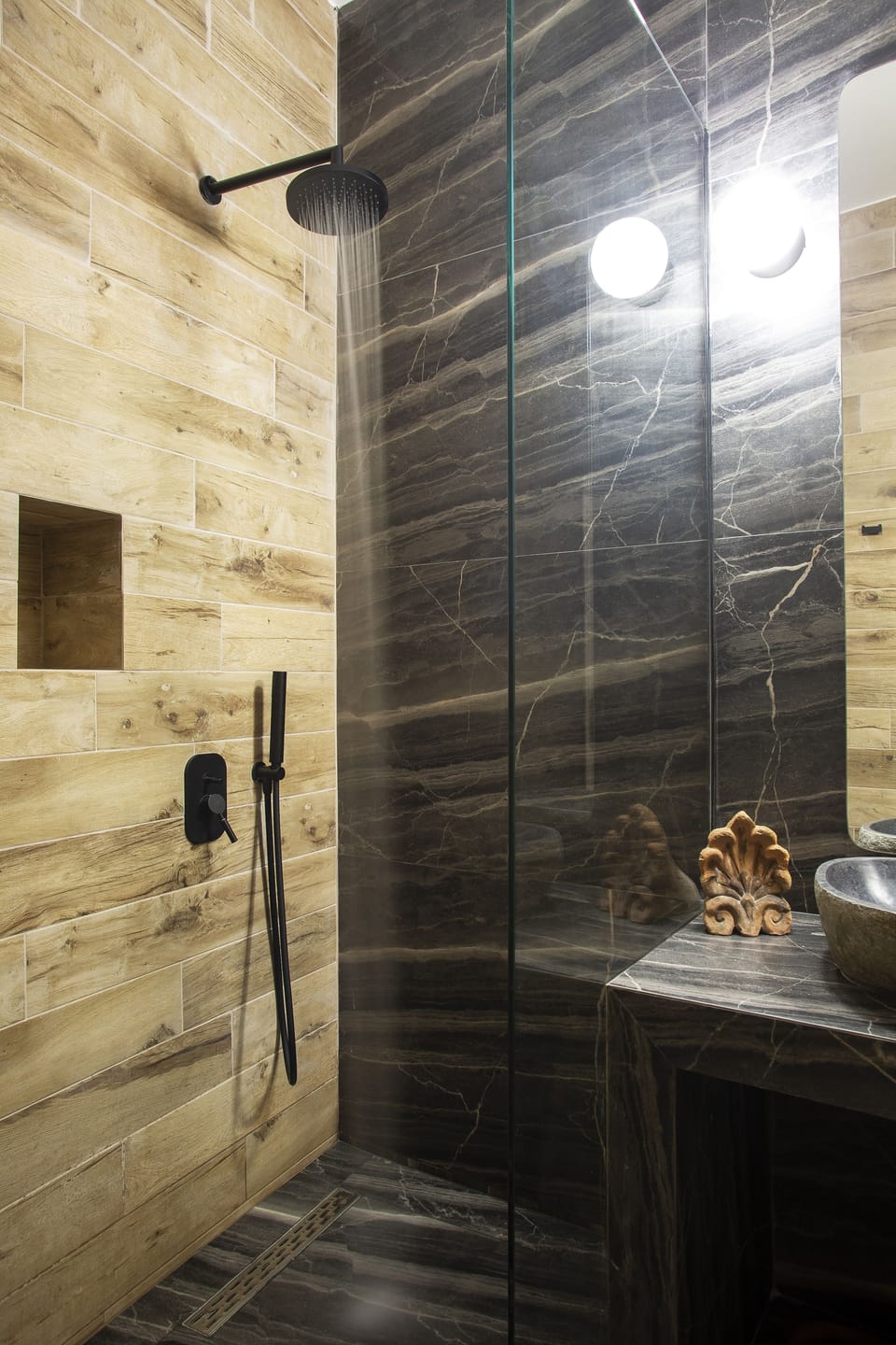 Deluxe Double Room | Bathroom shower